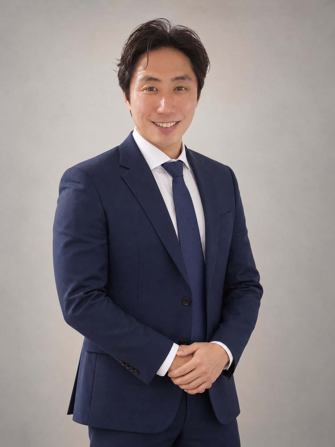 네이비 정장을 입고 서 있는 김경훈 컨설턴트의 프로필 이미지